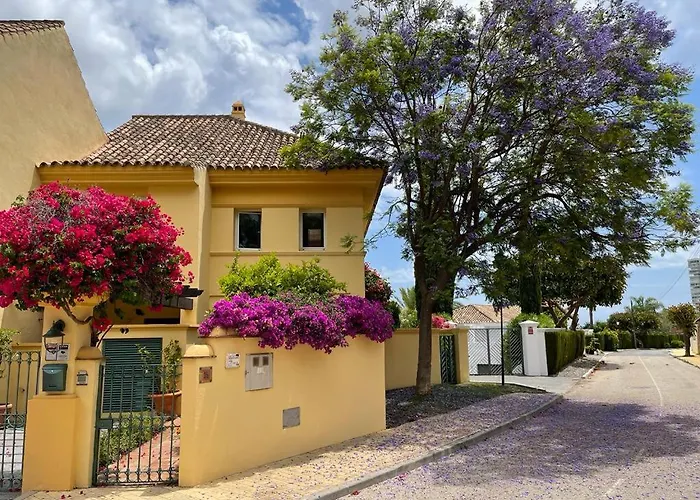 Golf In Marbella, Frontline Golfvilla In Rioreal Golf * מארבלה